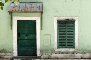Fenster und Tür in Cetinje (Montenegro)