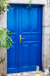 blaue Tür in Becici (Montenegro)